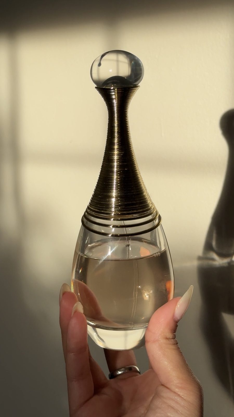 Frasco de Dior J'adore a contraluz